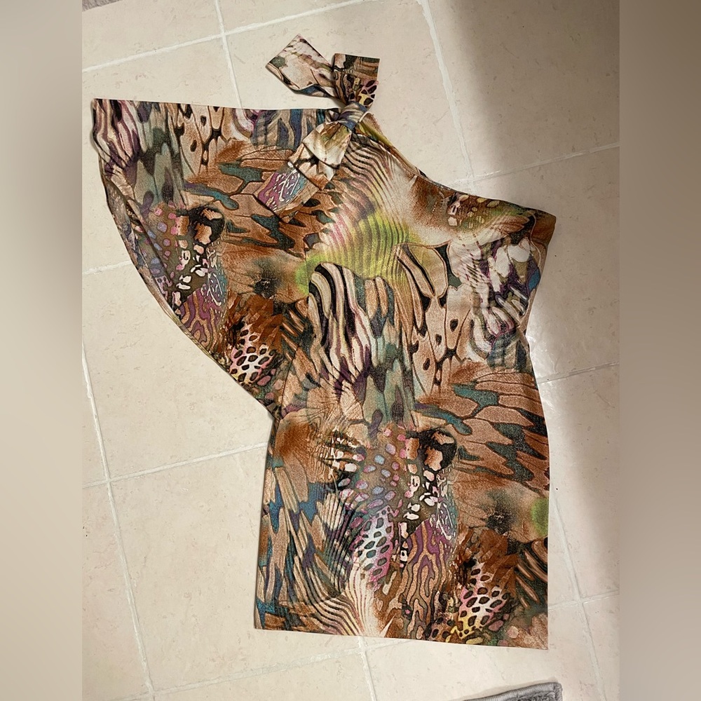 Cache one shoulder 3/4 sleeve with bow. Size small.